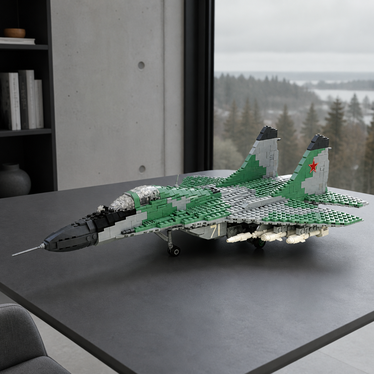 MIG-29-Bausteinmodell neben einem Panoramafenster an einem bewölkten Tag