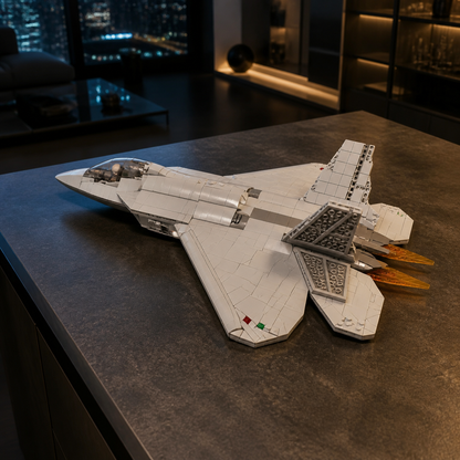 Bausteinmodell eines F-22-Kampfjets in einem modernen Nachtloft