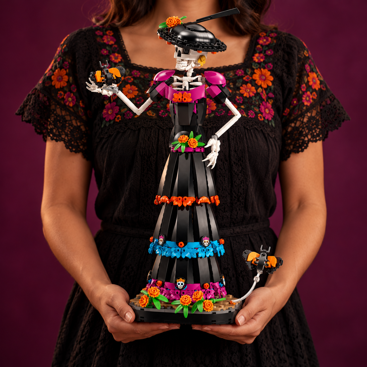 La Catrina (1212 peças): pessoa segurando o modelo em escala real.
