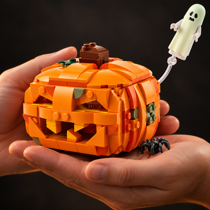 Halloween: Lanterna de Abóbora (323 peças): mãos segurando o modelo em escala real.