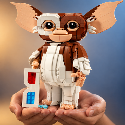 Gremlins: Gizmo (1.125 peças): mãos segurando o modelo em escala real.