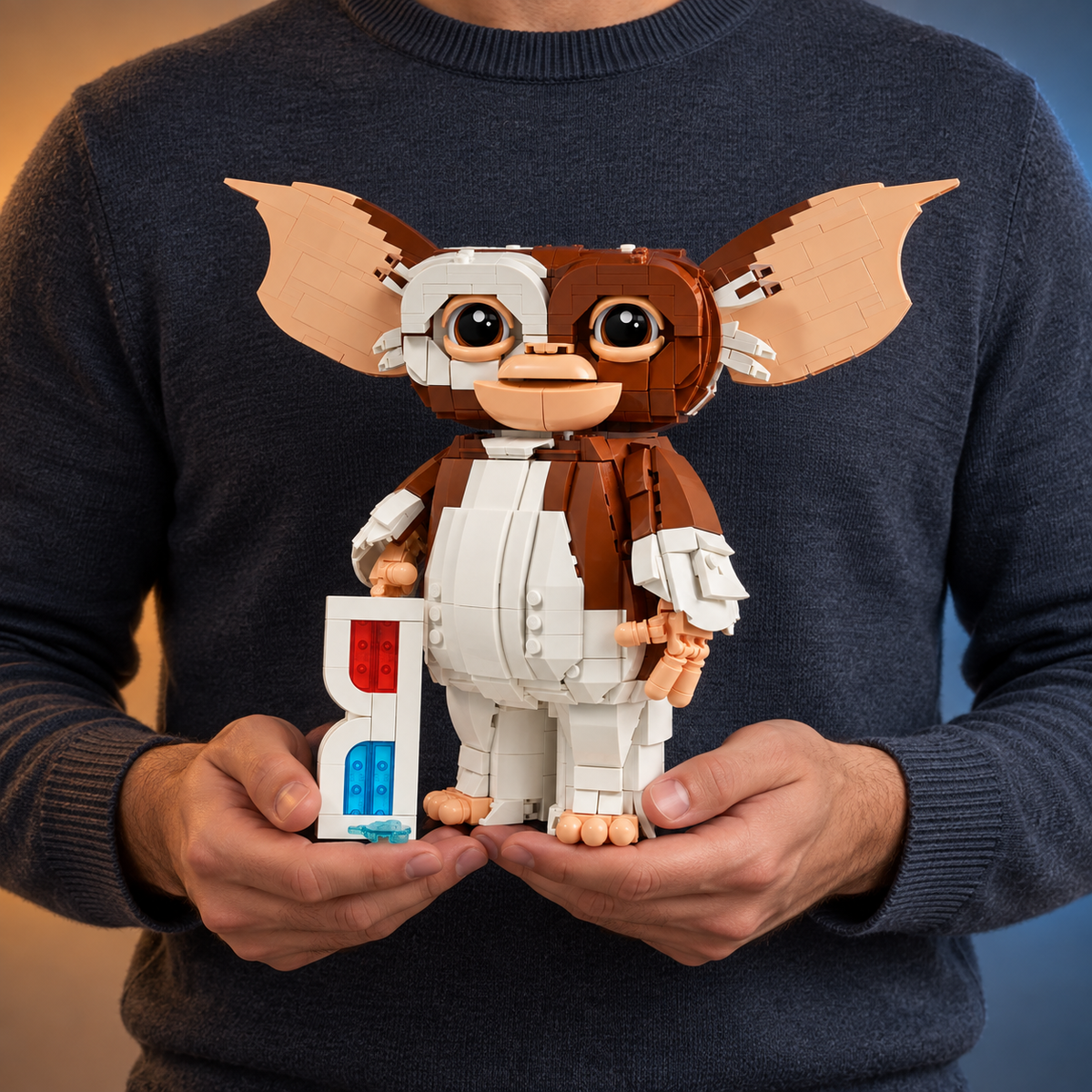 Gremlins: Gizmo (1.125 peças): pessoa segurando o modelo em escala real.