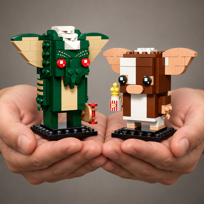 Gremlins - Figuras de Gizmo e Stripe (230 peças): mãos segurando o modelo em escala real.