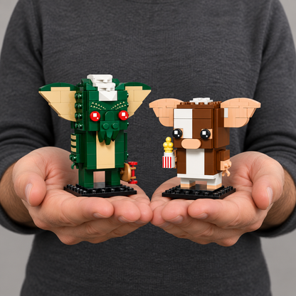 Gremlins - Figuras de Gizmo e Stripe (230 peças): pessoa segurando o modelo em escala real.