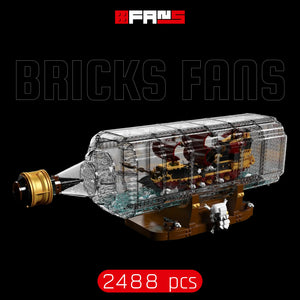 Maquette de bateau pirate LEGO dans une vitrine en verre en forme de bouteille avec 2488 pièces