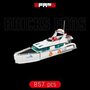 Wit jachtmodel van bouwsteentjes met 'Dolphin'-logo en 857 stukken op een zwarte achtergrond.