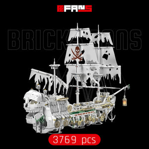 Um conjunto detalhado de pecinhas de montar de navio pirata branco com 3769 peças e uma proa em formato de dragão.