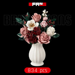 Ramo de flores de pecinhas de montar con rosas rojas, rosas y blancas en un jarrón blanco