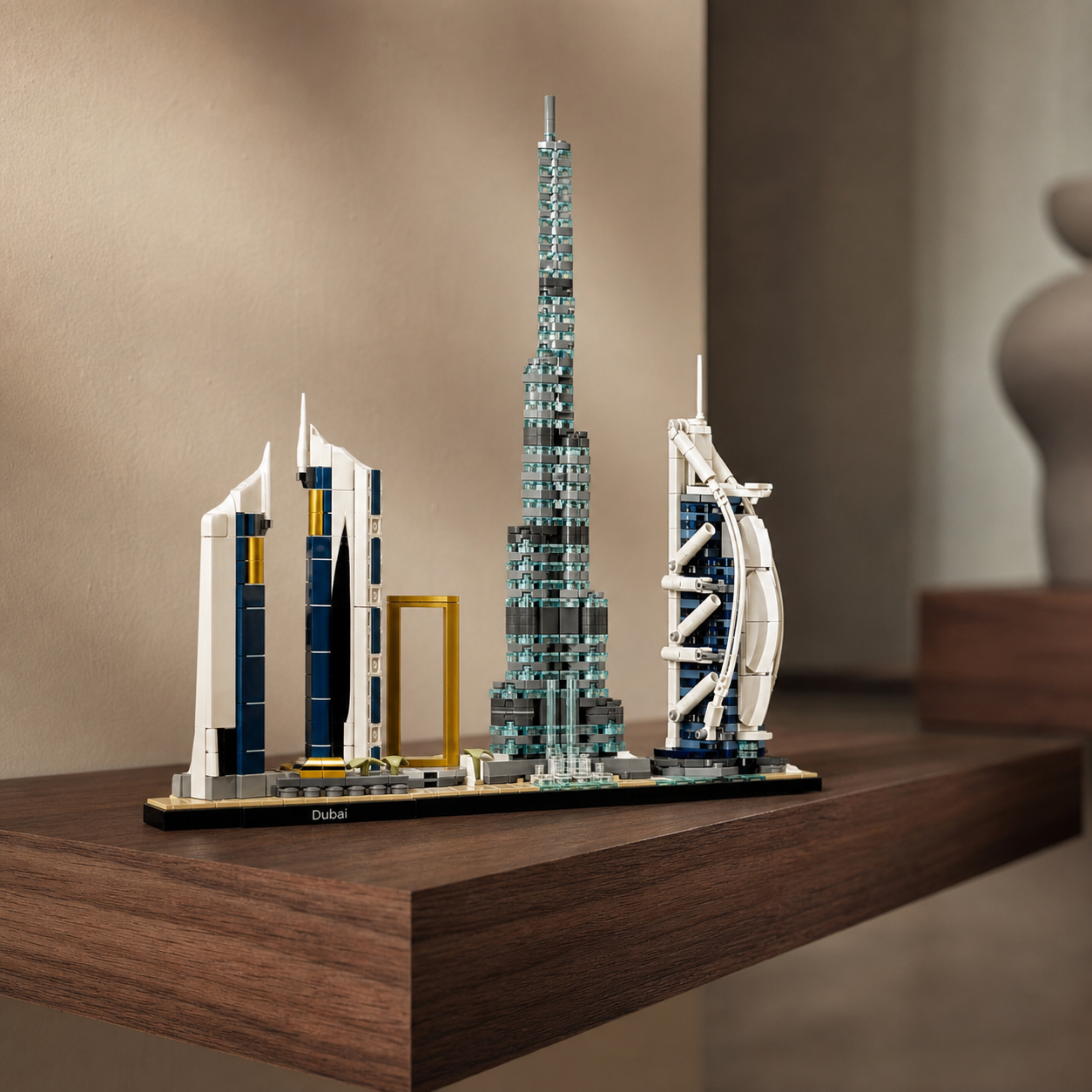 Ceglany model Dubai City Skyline na pływającej półce z orzecha włoskiego