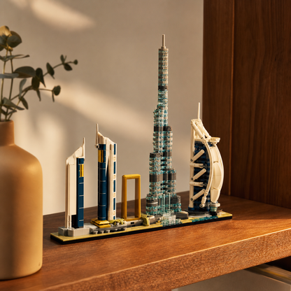 Ceglany model Dubai City Skyline na półce w domowym biurze