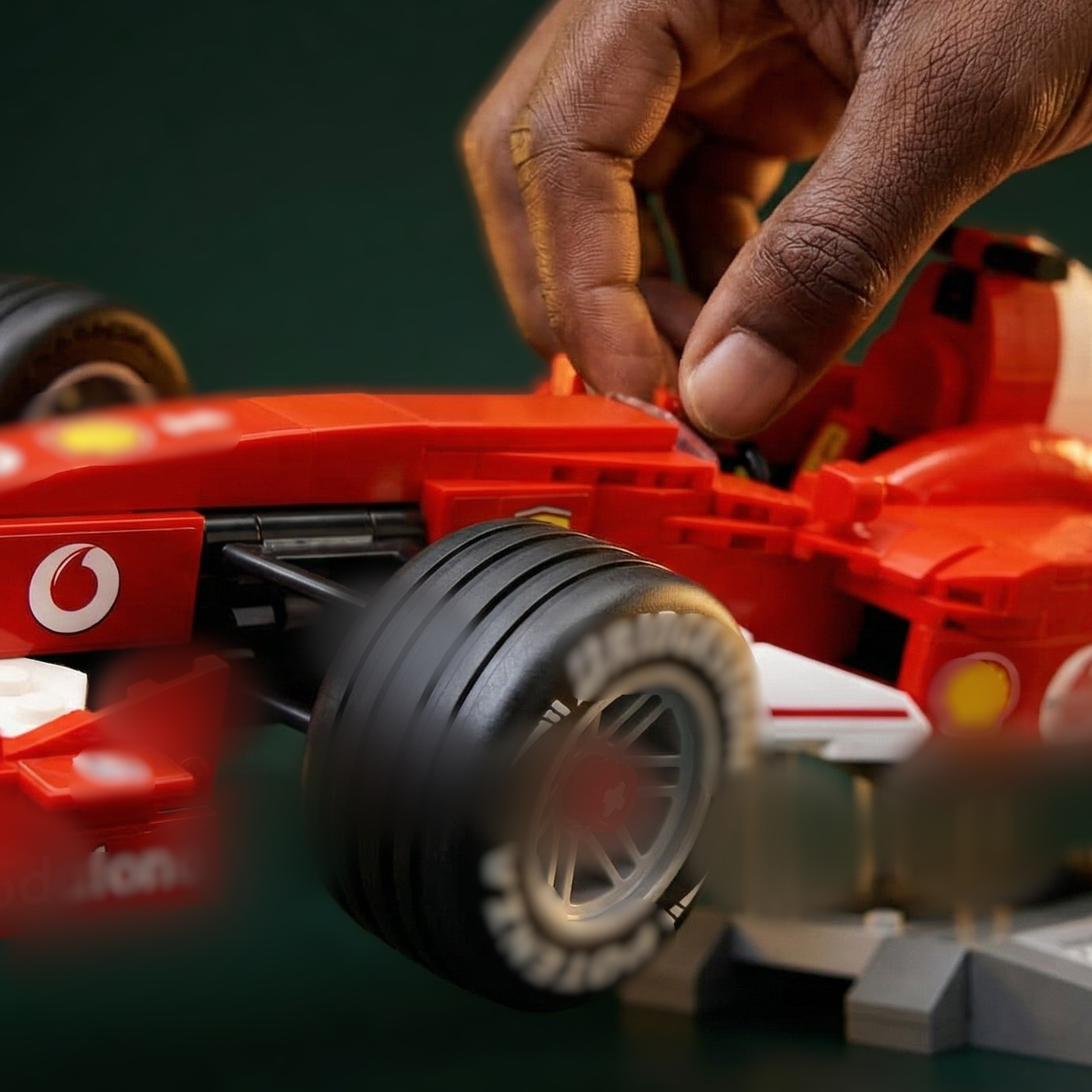 Retro-Rotes Formel-1-Auto - approved-square desc_image_16-spherical-preview.png