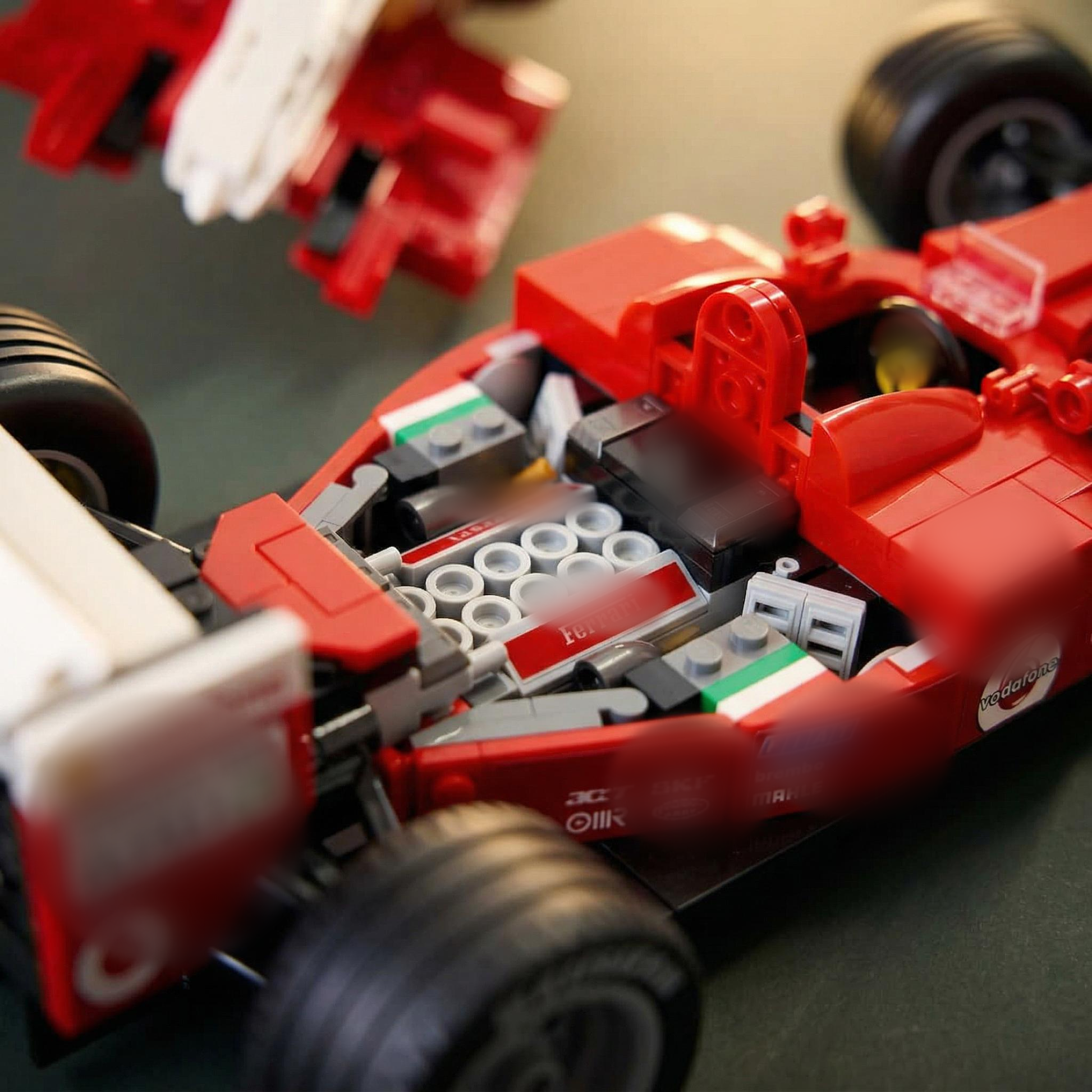 Retro-Rotes Formel-1-Auto - approved-square image_8-spherical-preview.png
