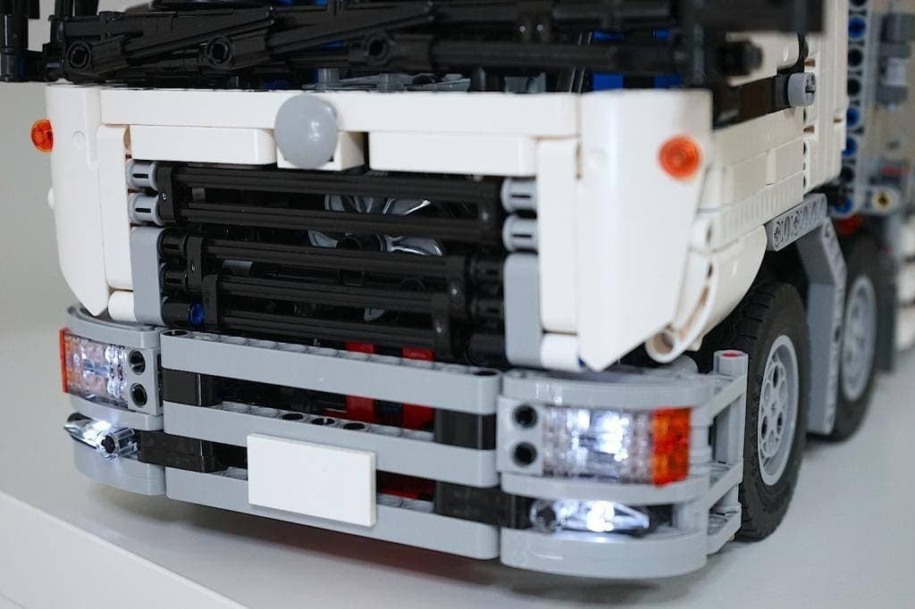 Side-Wing Box Truck (4166 pcs)