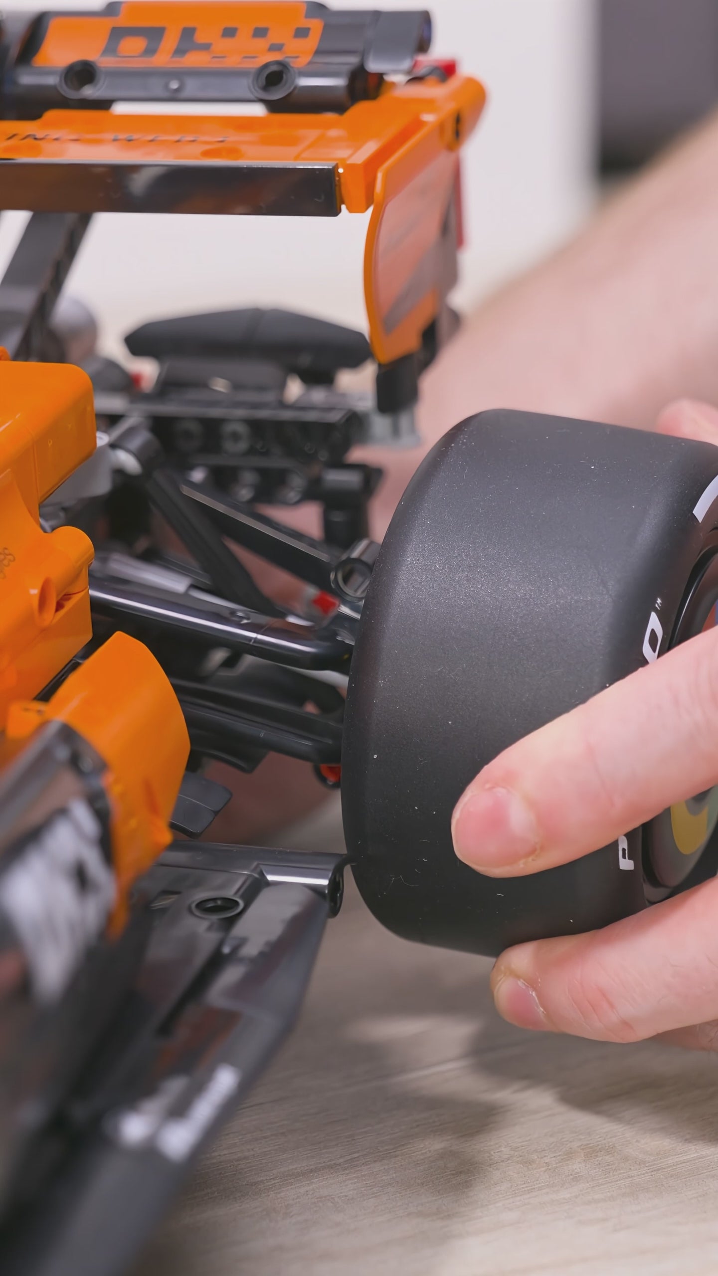 Voiture de Formule 1 orange (1675 pièces)