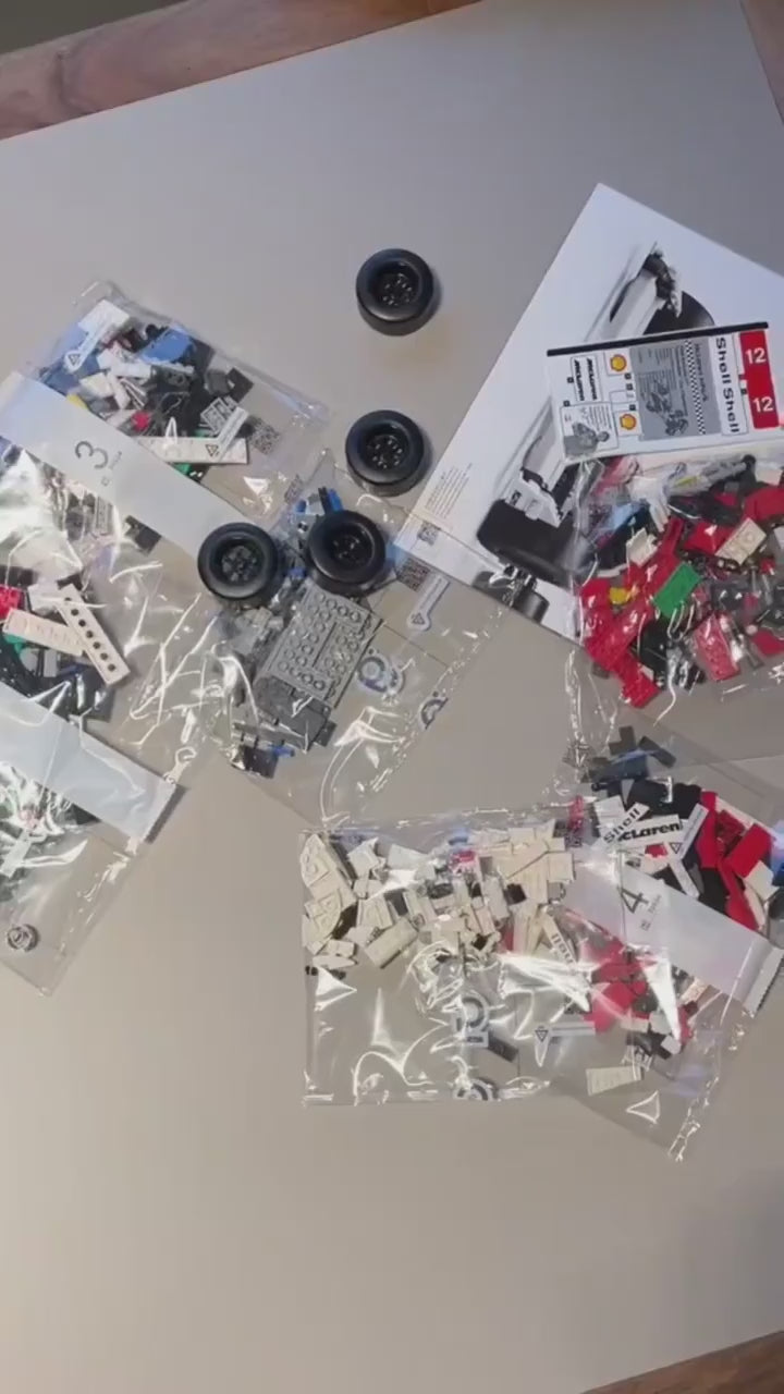 Classic Formula 1 Car MP4/4 - Ayrton Senna (693 Pcs)