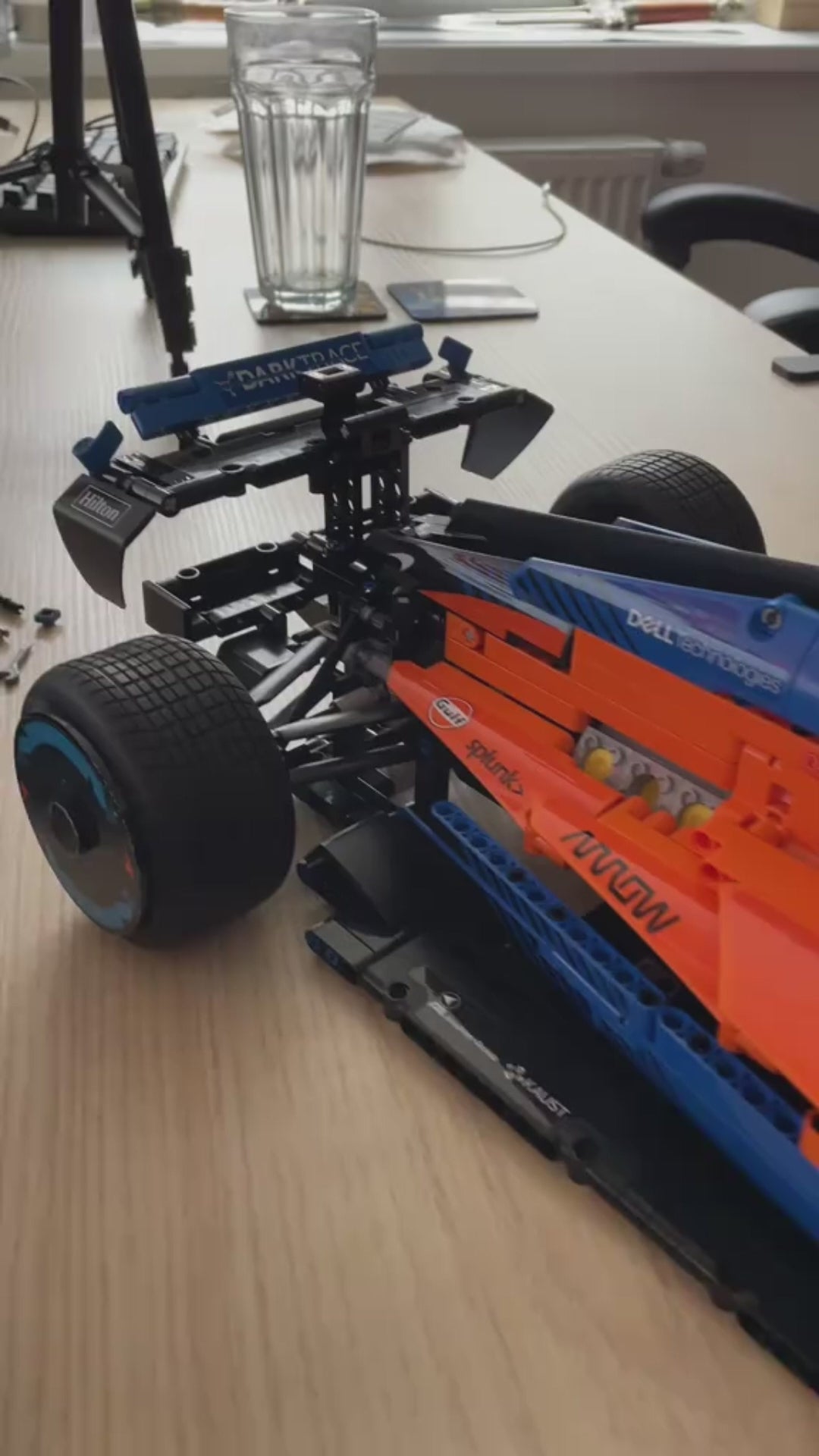 Voiture de course orange (1432 pièces)